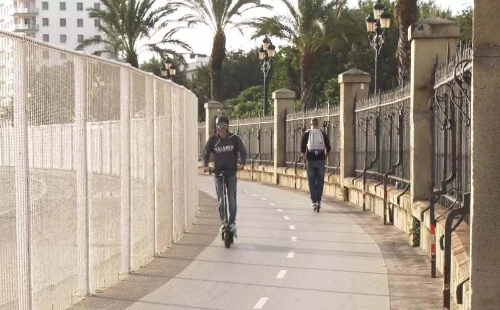 El crecimiento exponencial en el uso de patinetes eléctricos ha dado lugar a crear una ordenanza municipal específica en Cádiz sobre el buen uso de estos VMP