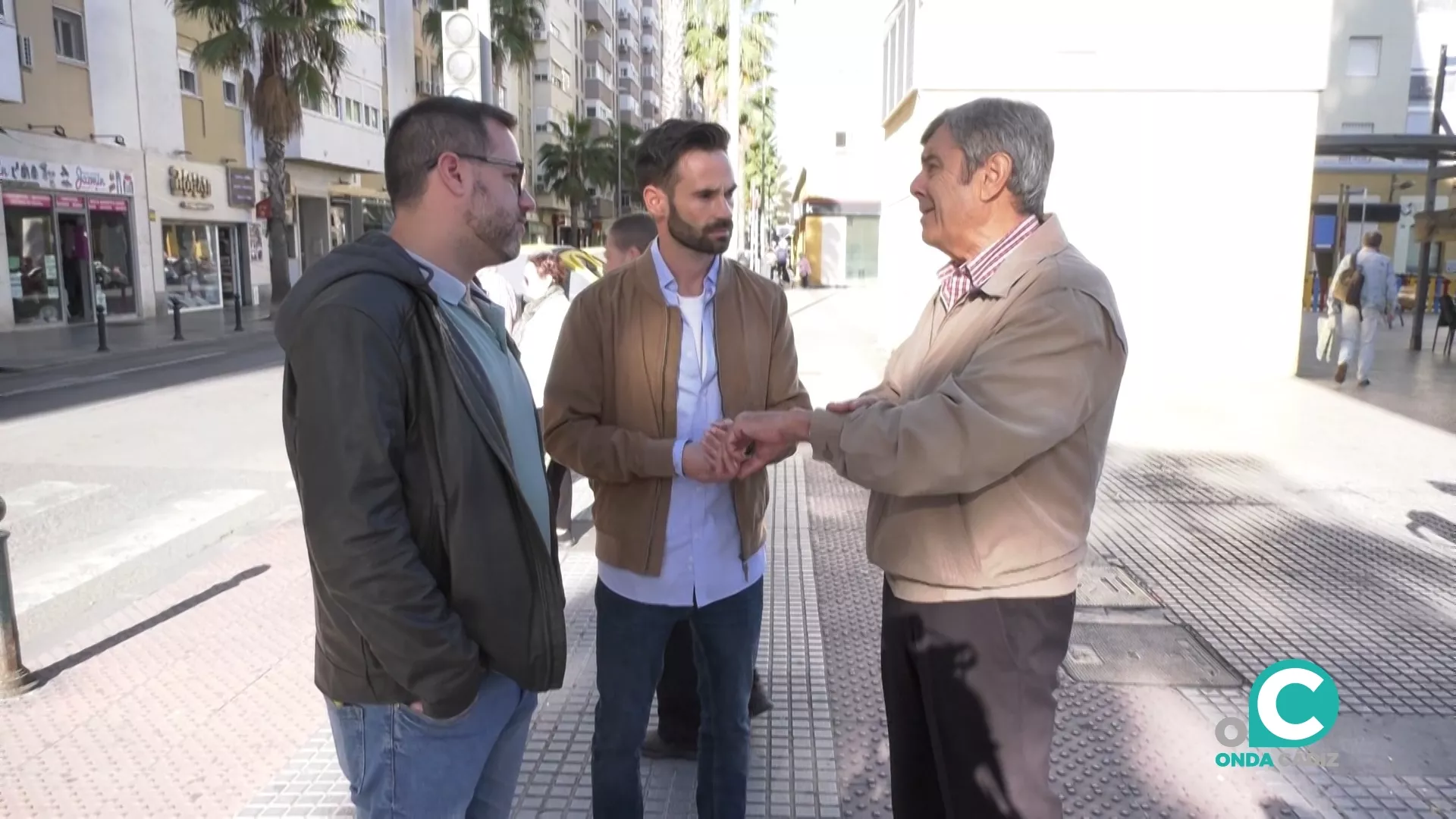 Encuentro de miembros del grupo de Adelante Izquierda Gaditana con portavoces de la Asociación vecinal de Segunda Aguada. 