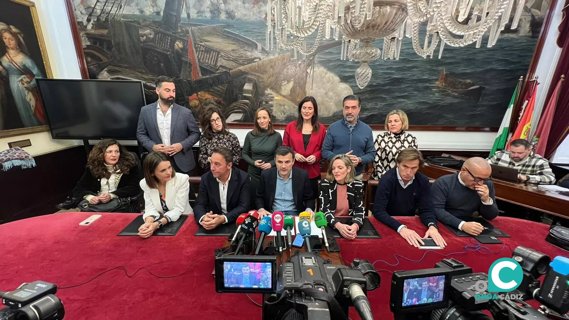 El alcalde acompañado de la Corporación municipal comparte un desayuno navideño con los medios de comunicación. El alcalde acompañado de la Corporación municipal comparte un desayuno navideño con los medios de comunicación.