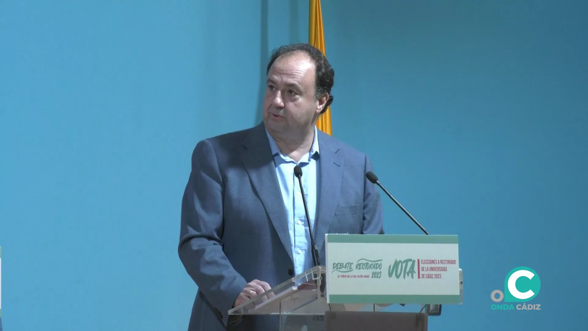 Casimiro Mantell, en el debate electoral celebrado en el aula Magna de la Facultad de Filosofía y Letras. Casimiro Mantell, en el debate electoral celebrado en el aula Magna de la Facultad de Filosofía y Letras.