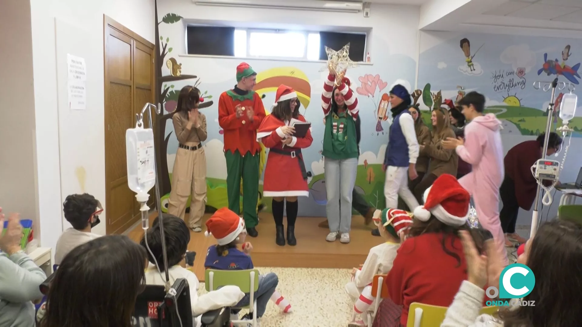 Momento del cuento teatralizado en el Hospital Puerta del Mar para los pacientes. 