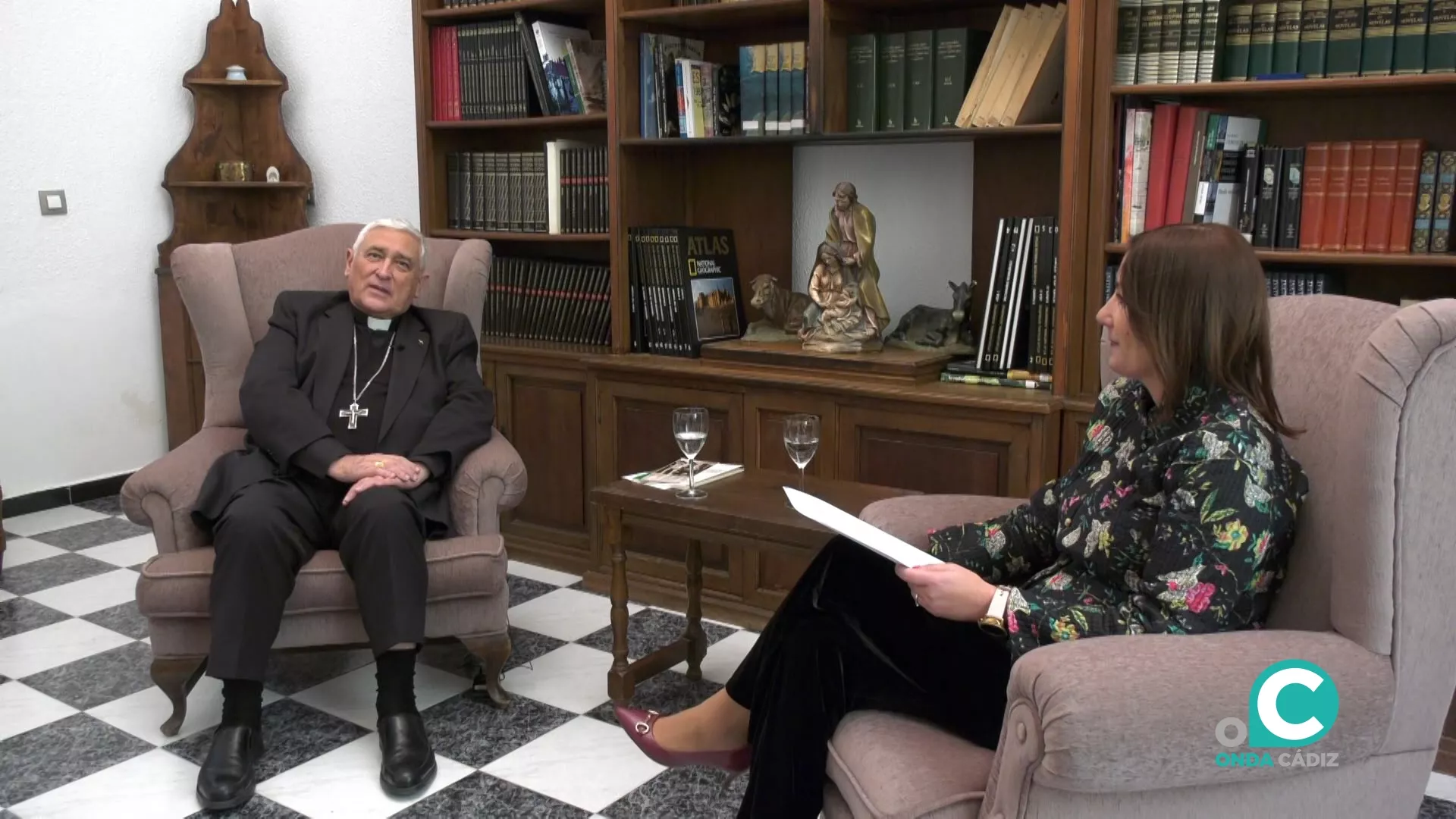 Momento de la entrevista al Obispo de Cádiz y Ceuta, Rafael Zornoza.