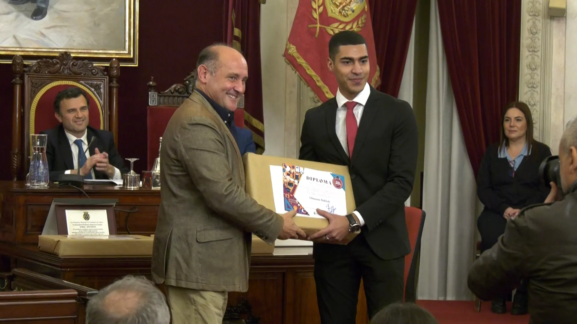 El concejal Juan José Ortiz entrega uno de los premios a un alumno 