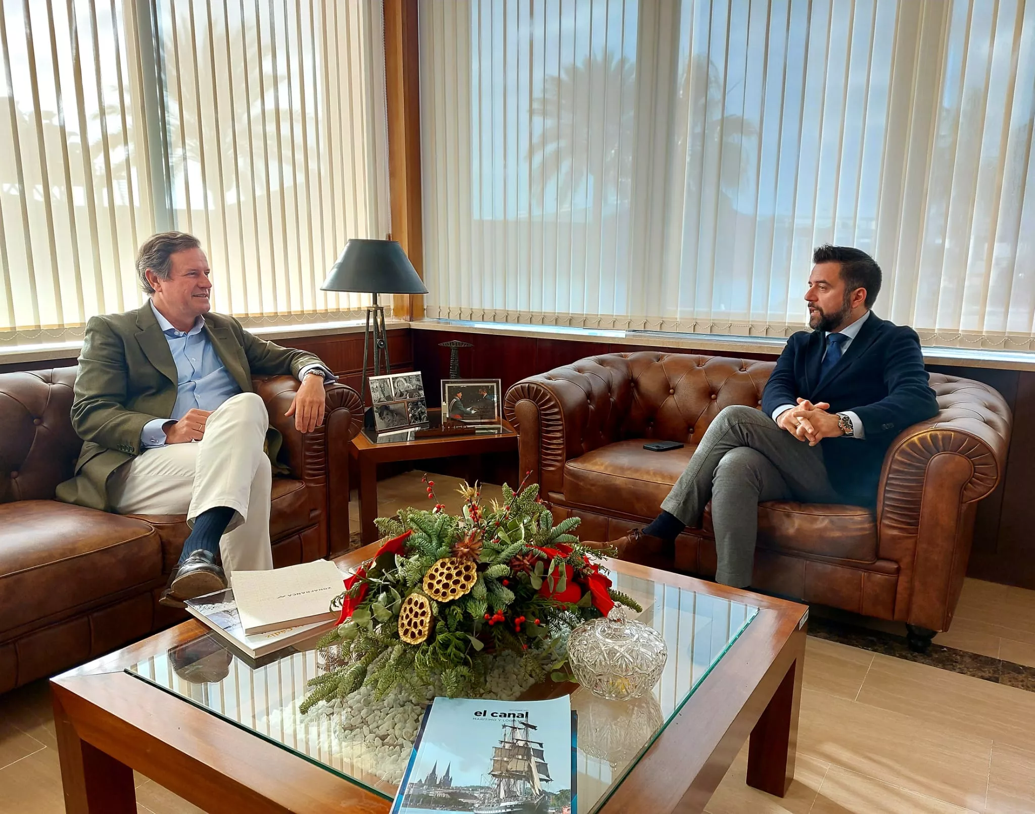 Javier Garat y Francisco González, en un momento del encuentro mantenido en la Zona Franca de Cádiz. 