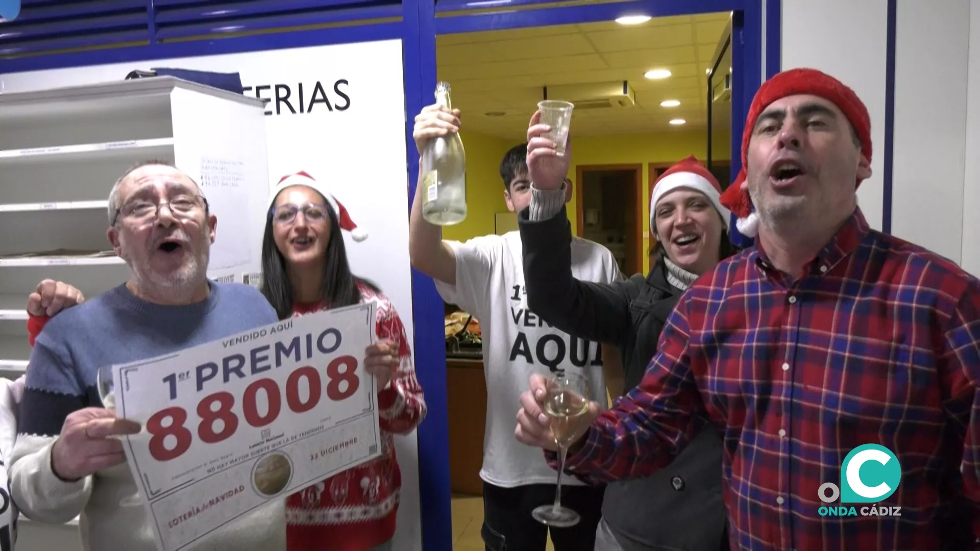 Momento de la celebración en El Gato Negro, tras conocer el número del Gordo de la Lotería de Navidad. 