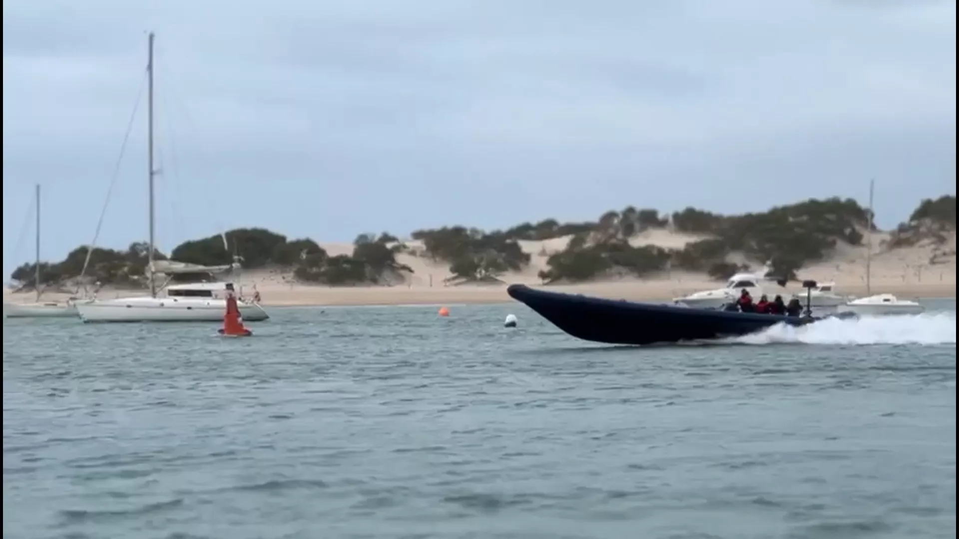 Imagen de la narcolancha en aguas gaditanas 