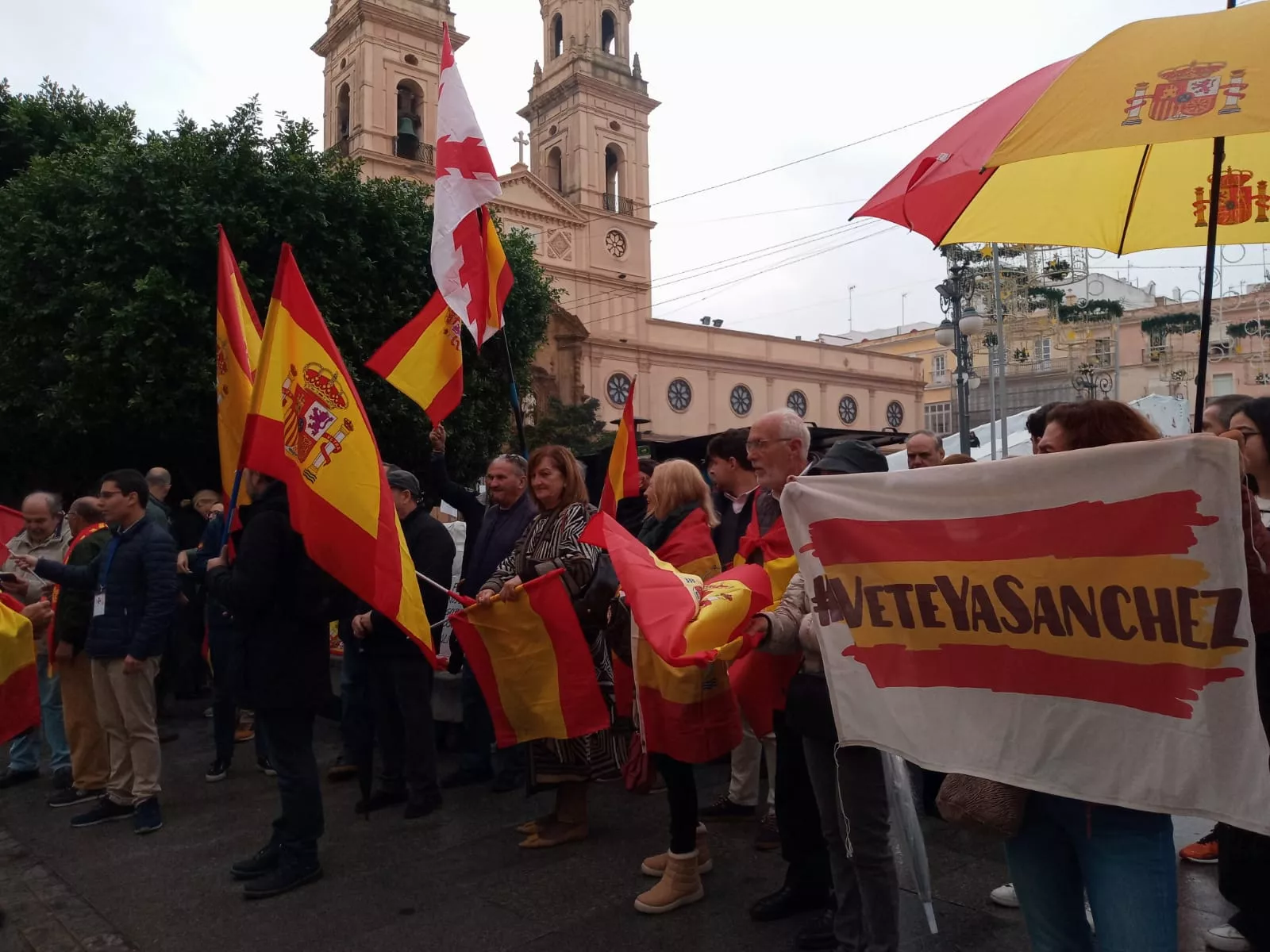 Concentración de VOX frente a la sede del PSOE de Cádiz en la plaza de San Antonio.