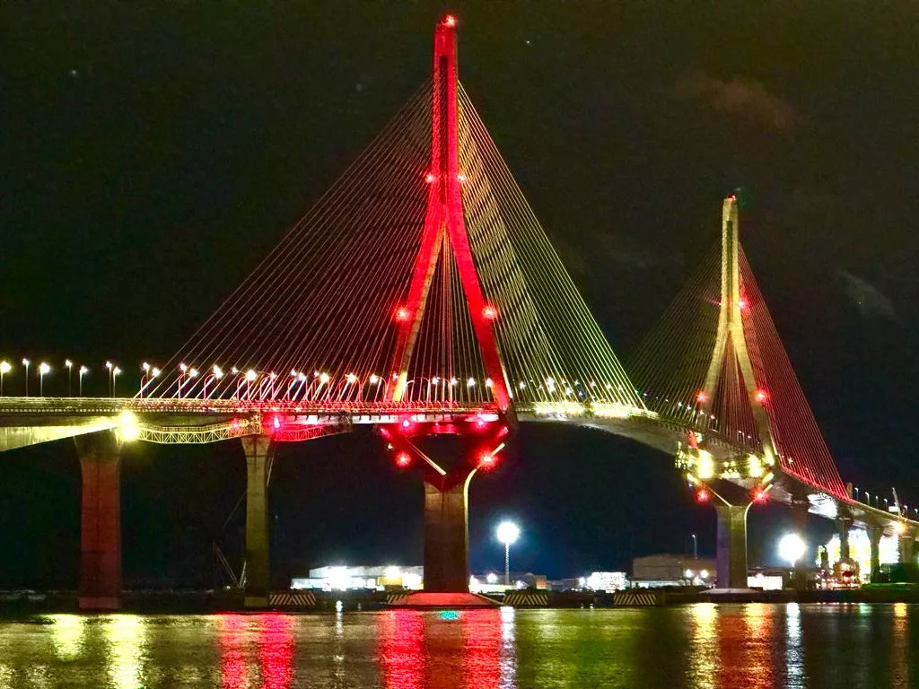 El Puente de la Constitución iluminado con los colores de la bandera de España.