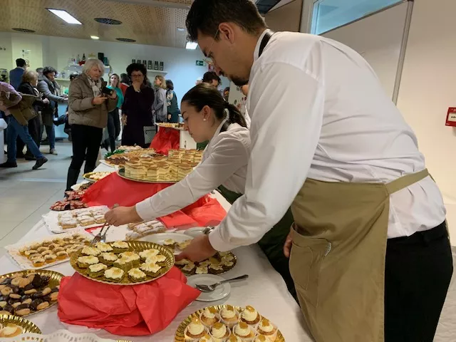 Desayuno solidario en la Escuela de Hostelería 'Fernando Quiñones'