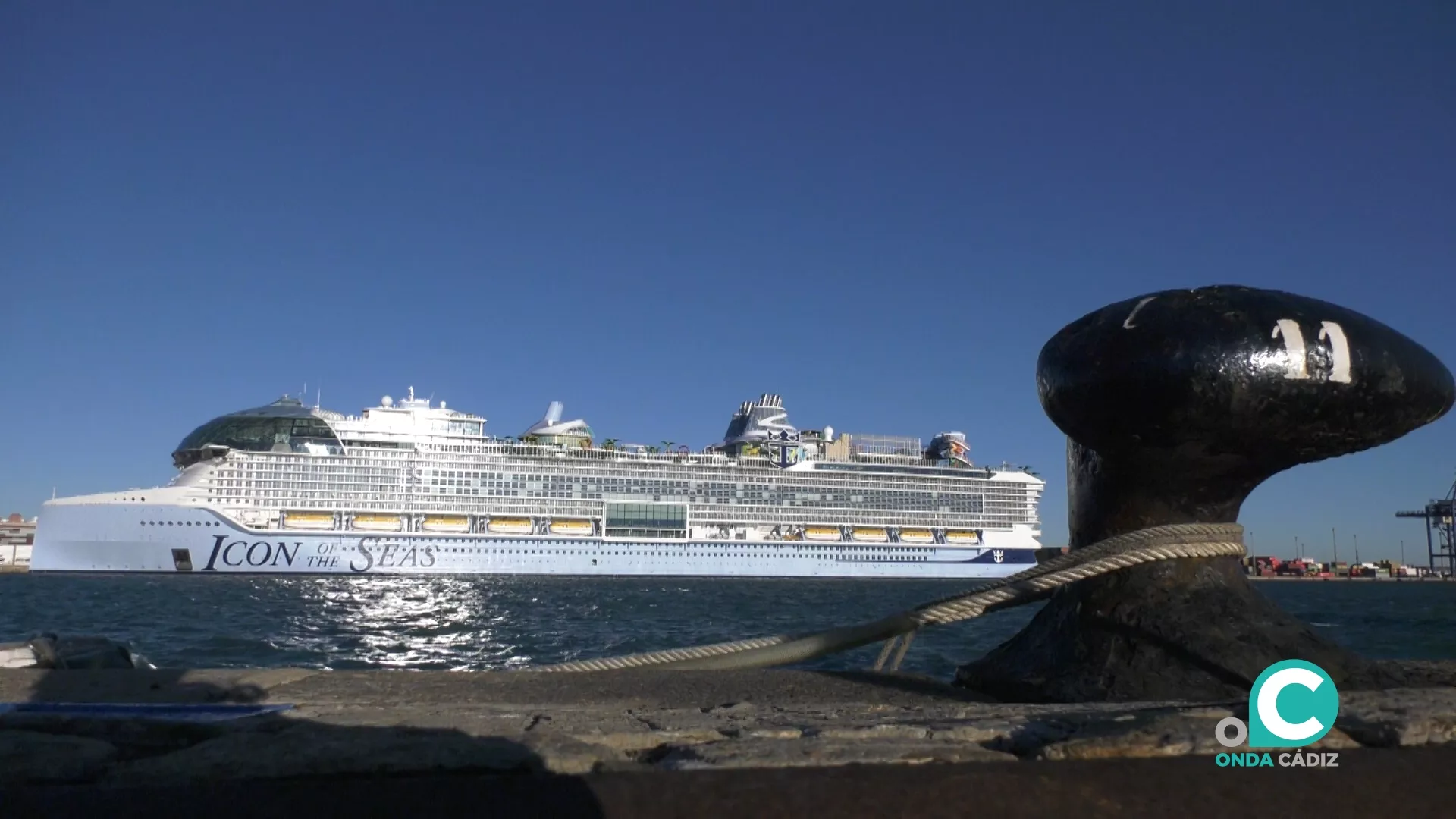 El espectacular crucero 'Icon of the Seas', atracado en el puerto de Cádiz.