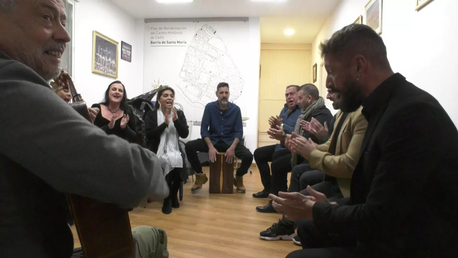 Joaquín Linera, 'El niño de la Leo' con su grupo durante un ensayo