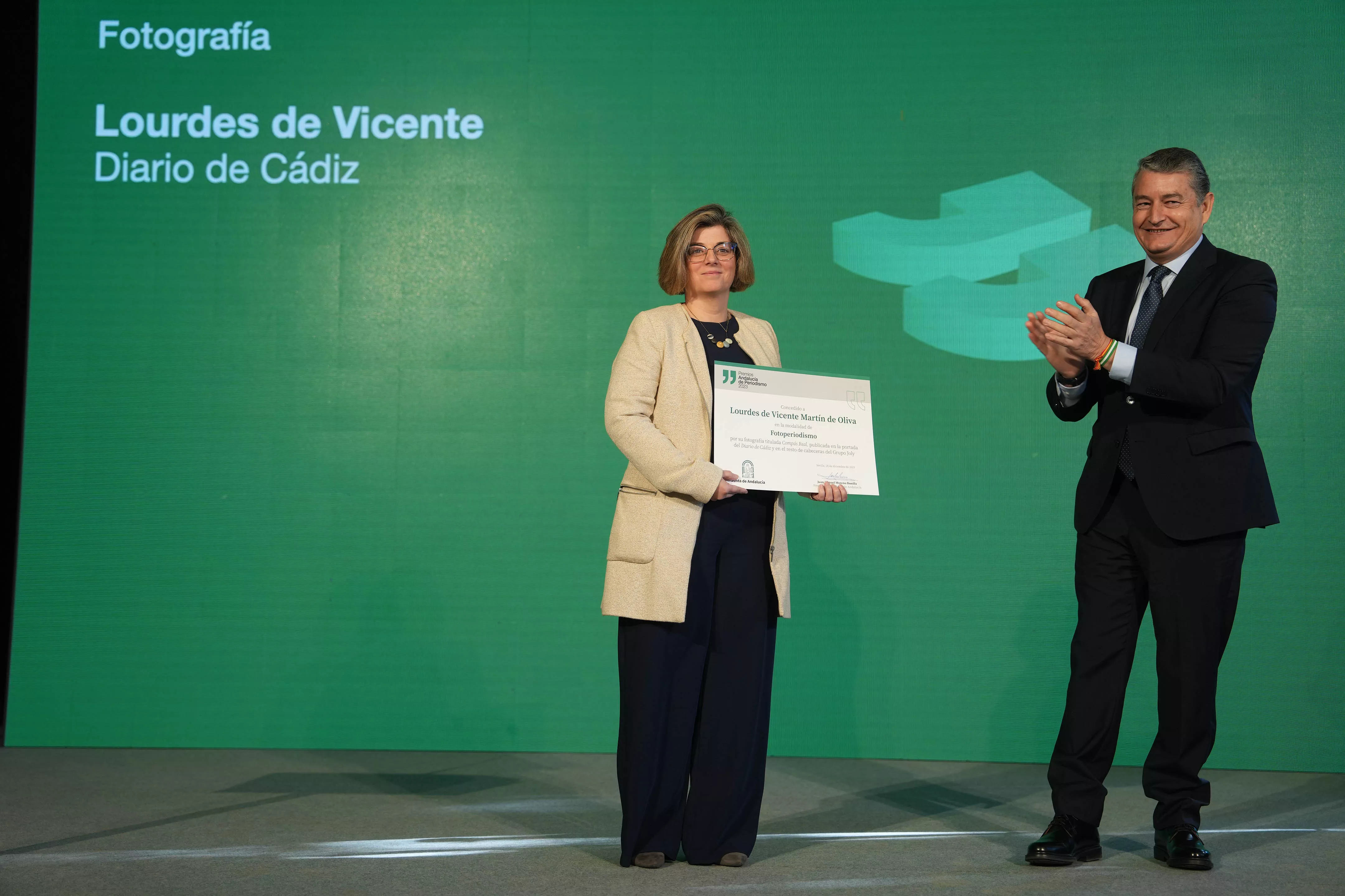 La fotoperiodista Lourdes de Vicente recibiendo el premio en la gala de entrega de la 38 edición de los Premios Andalucía de Periodismo.