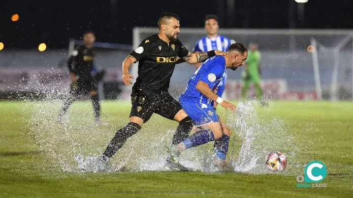 El césped se encontraba impracticable en muchas zonas del terreno de juego (Foto: Cádiz CF)