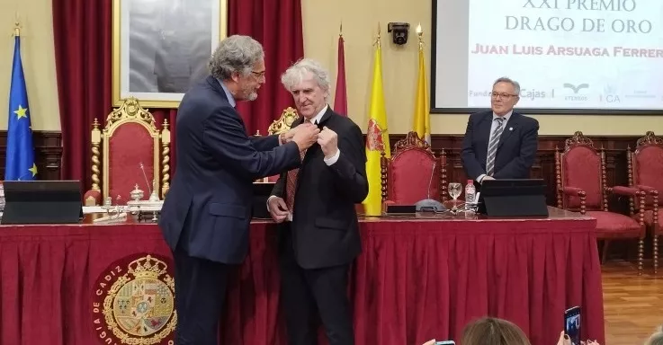 Juan Luis Arsuaga recibe el Drago de Oro del Ateneo Gaditano.