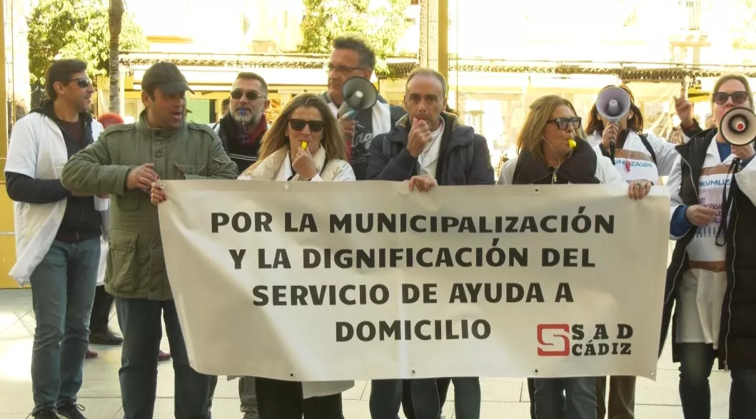 El personal de ayuda a domicilio continúa con sus protestas con el objetivo de la municipalización del servicio.