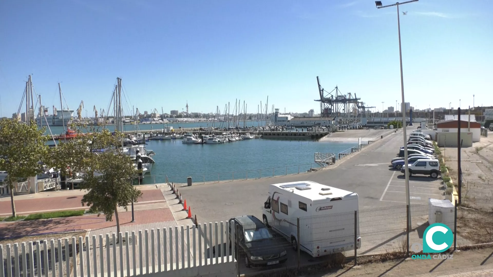 Las personas se trasladarán a Puerto América tras ser rescatadas a bordo de una patera. 