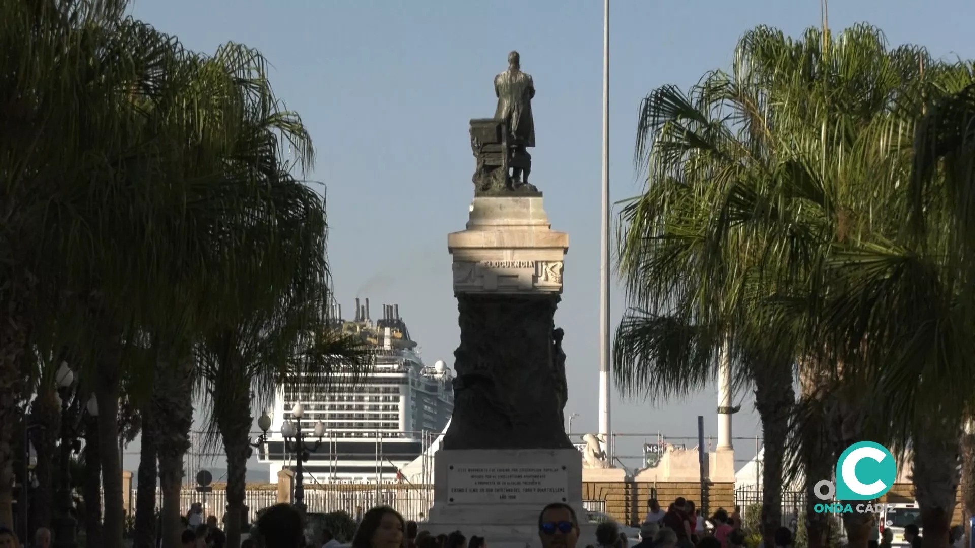 Vistas al muelle desde la Plaza de San Juan de Dios. 