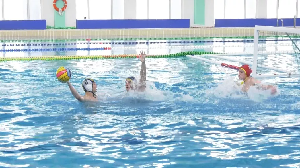 La liga cadete de waterpolo, protagonista en la piscina del Ciudad de Cádiz.