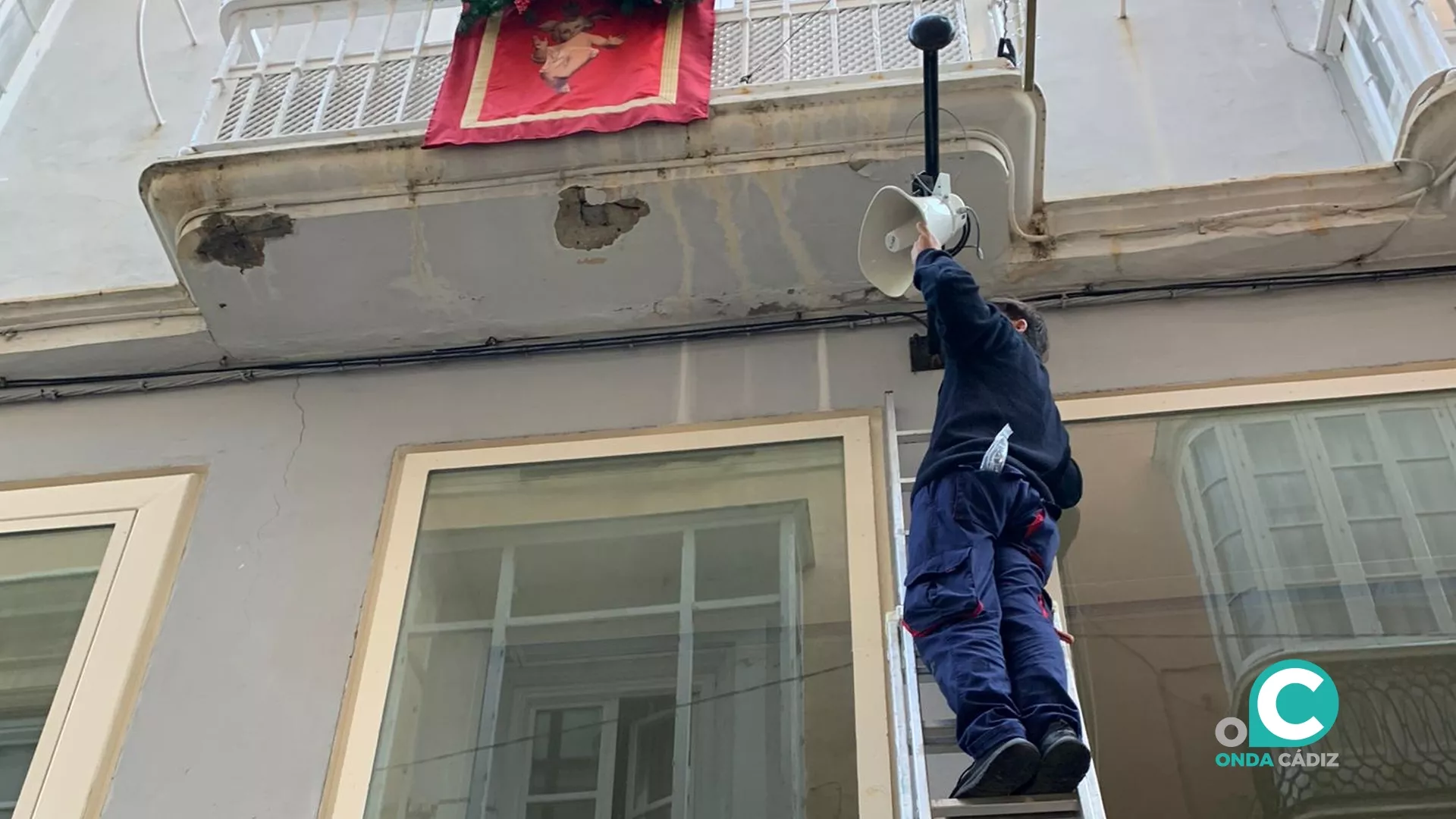 Imagen de operarios trabajando Altavoces