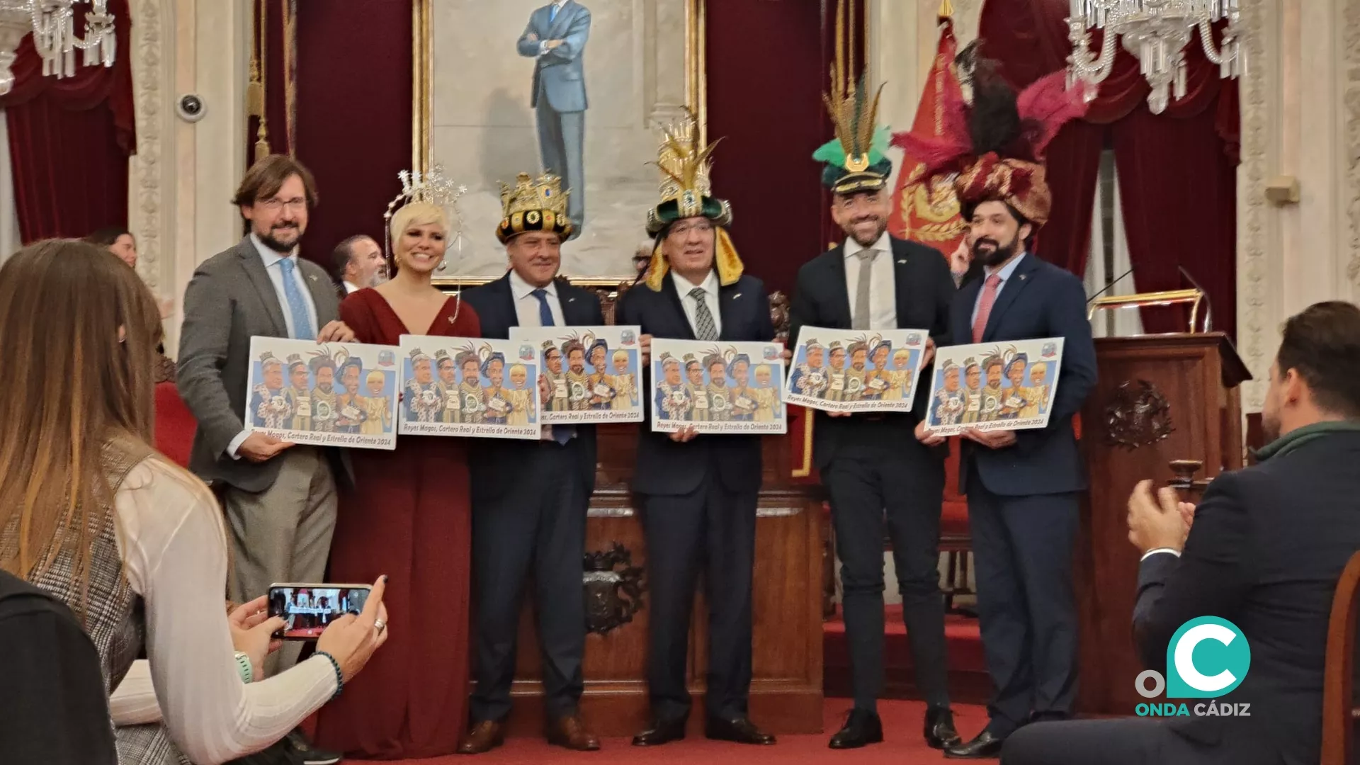 El Salón de Plenos acoge el tradicional acto de traspaso de coronas de los Reyes Magos. El Salón de Plenos acoge el tradicional acto de traspaso de coronas de los Reyes Magos.
