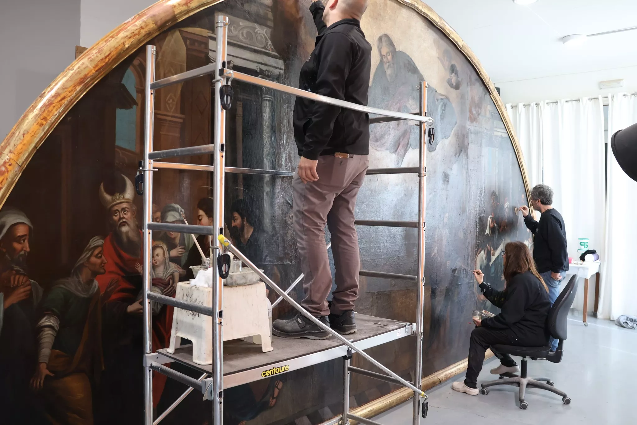 El cuadro se encuentra sobre la capilla de la Virgen de los Dolores, en la capilla de Servitas