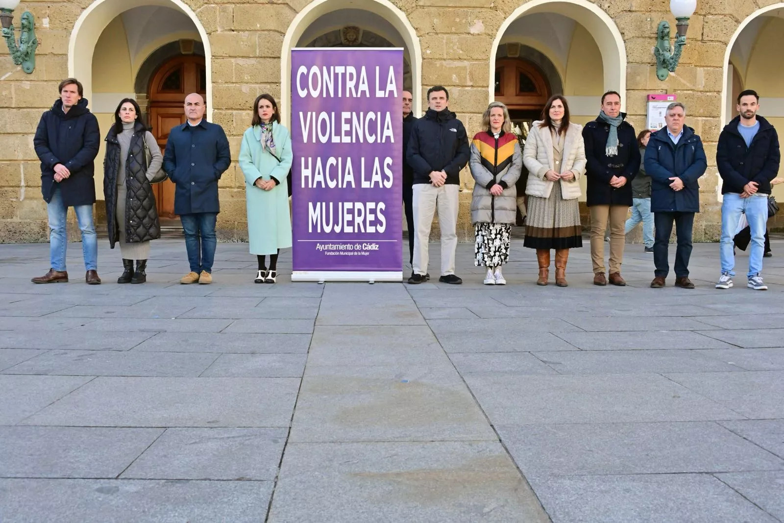 Minuto de silencio frente a las puertas del Ayuntamiento de Cádiz. 