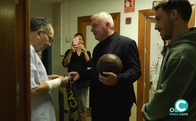 El Presidente del Cádiz CF, Manuel Vízcaino, en la visita realizada a los centros hospitalarios