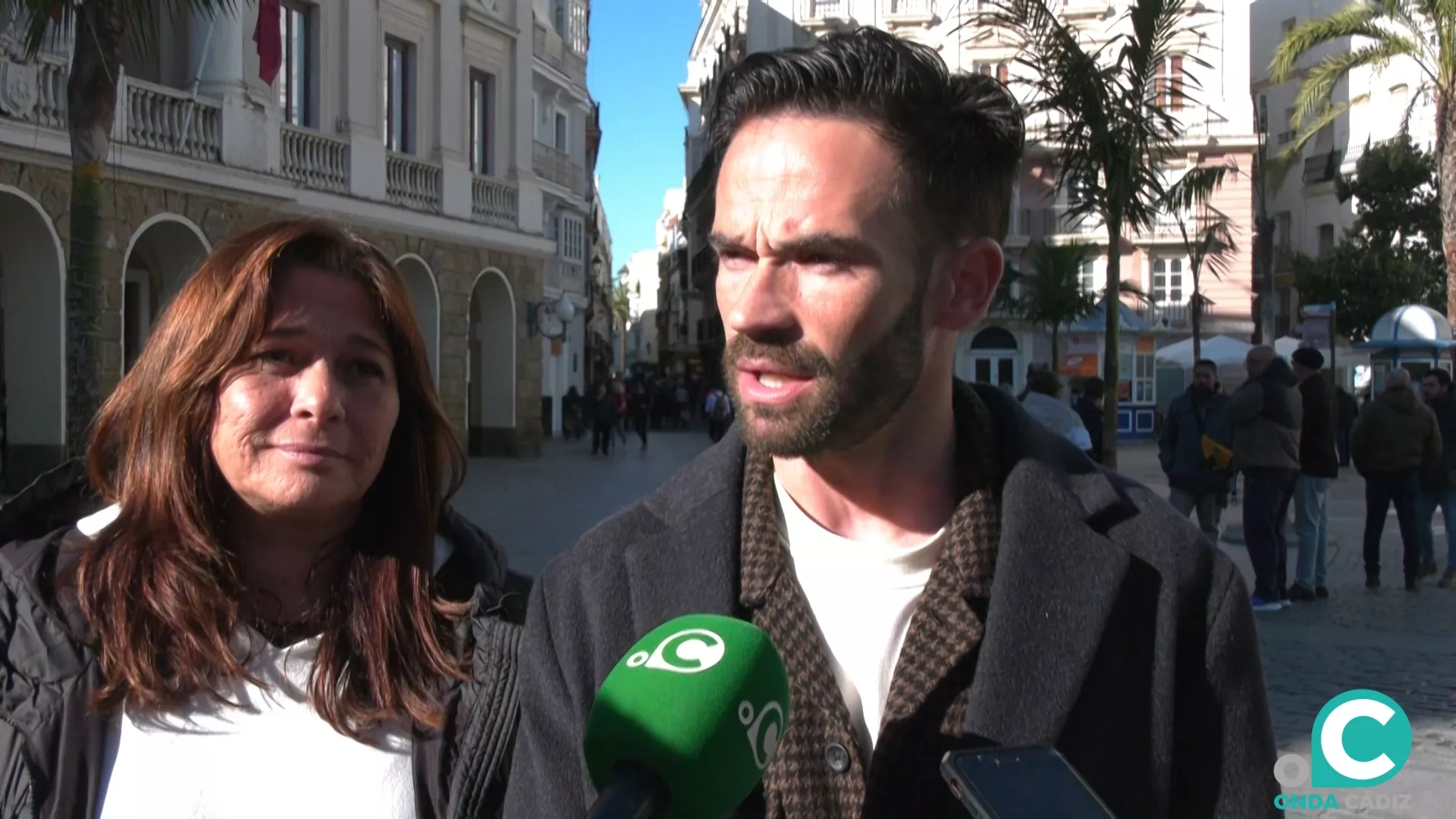El portavoz de AIG, David de la Cruz, atiende a la prensa. El portavoz de AIG, David de la Cruz, atiende a la prensa.