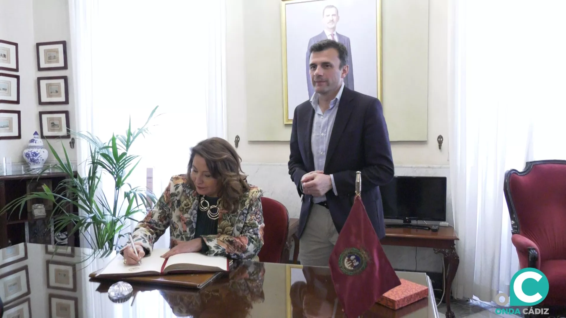 Carmen Crespo firma en el Libro de Honor del Ayuntamiento. 