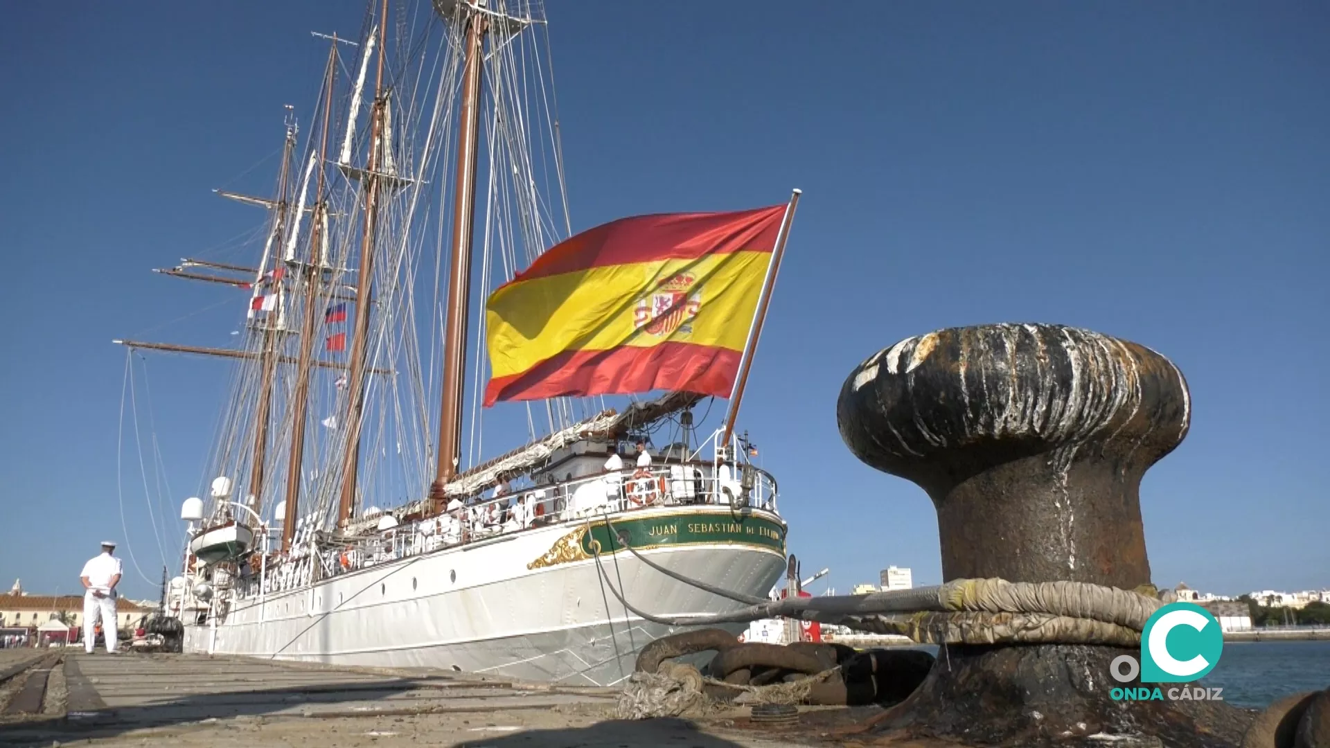 El buque `Elcano´ atracado en el puerto de Cádiz. 