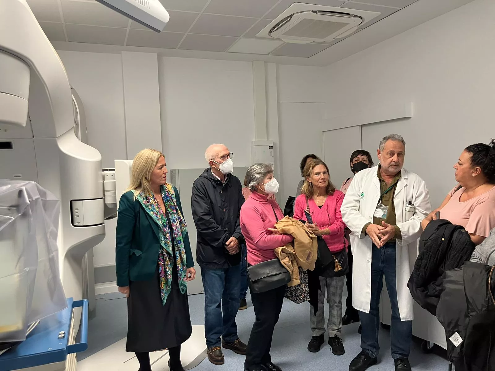 La visita junto a los equipos de radioterapia del Hospital Puerta del Mar.