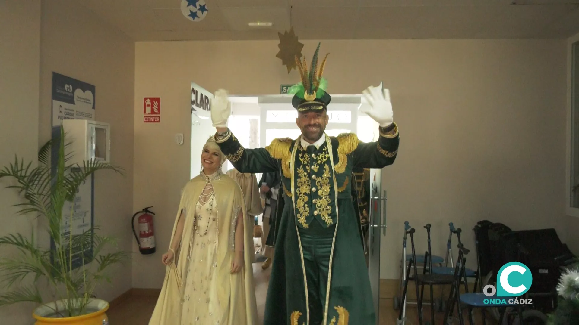 El Cartero y la Estrella a su entrada en la residencia Santa Clara.