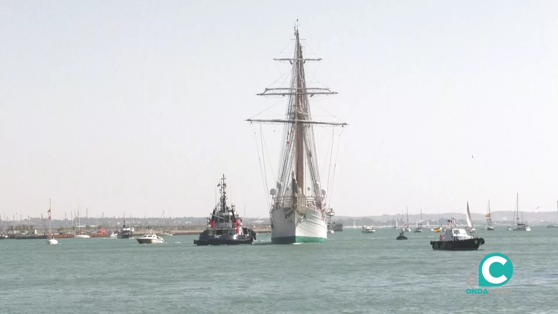 El buque escuela de la Armada llegando al Puerto de la Bahía de Cádiz.