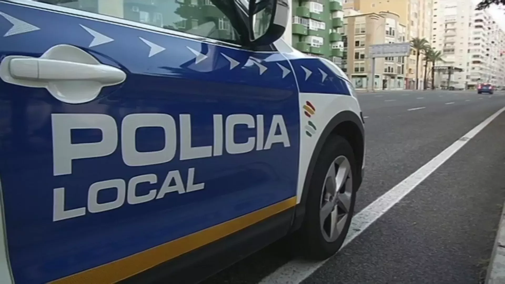 Coche de la Policía Local por las calles de Cádiz. 