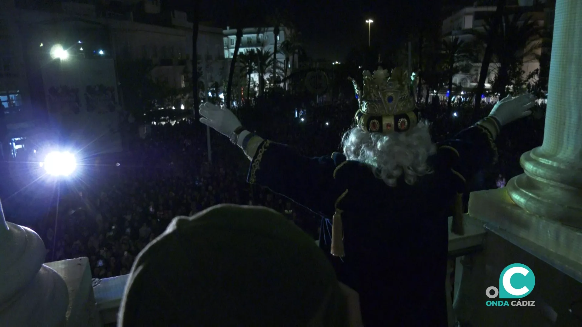 Sus Majestades de Oriente desde el balcón municipal, tras concluir el recorrido de la Cabalgata.