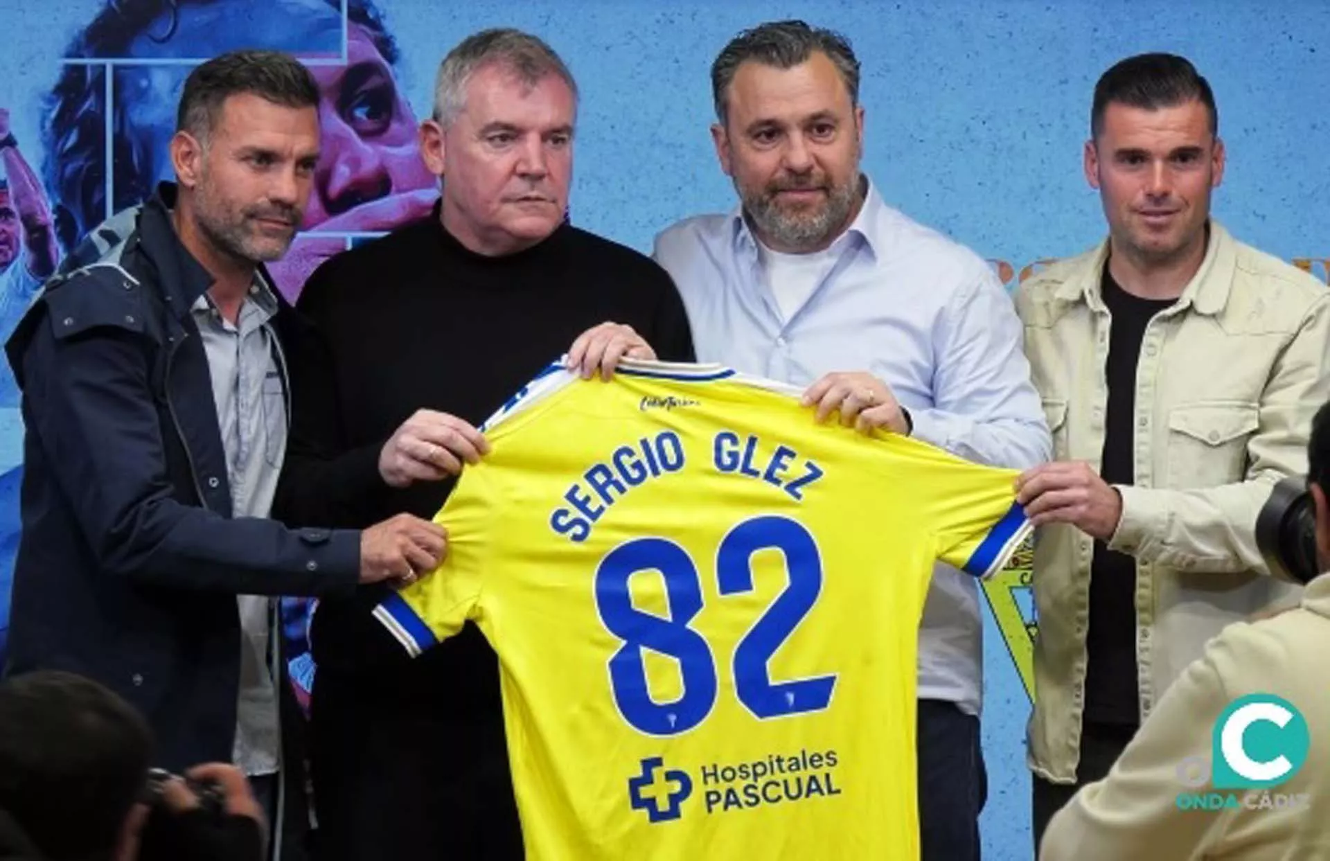 Sergio González posa con una camiseta que luce el número de partidos dirigidos al club cadista.