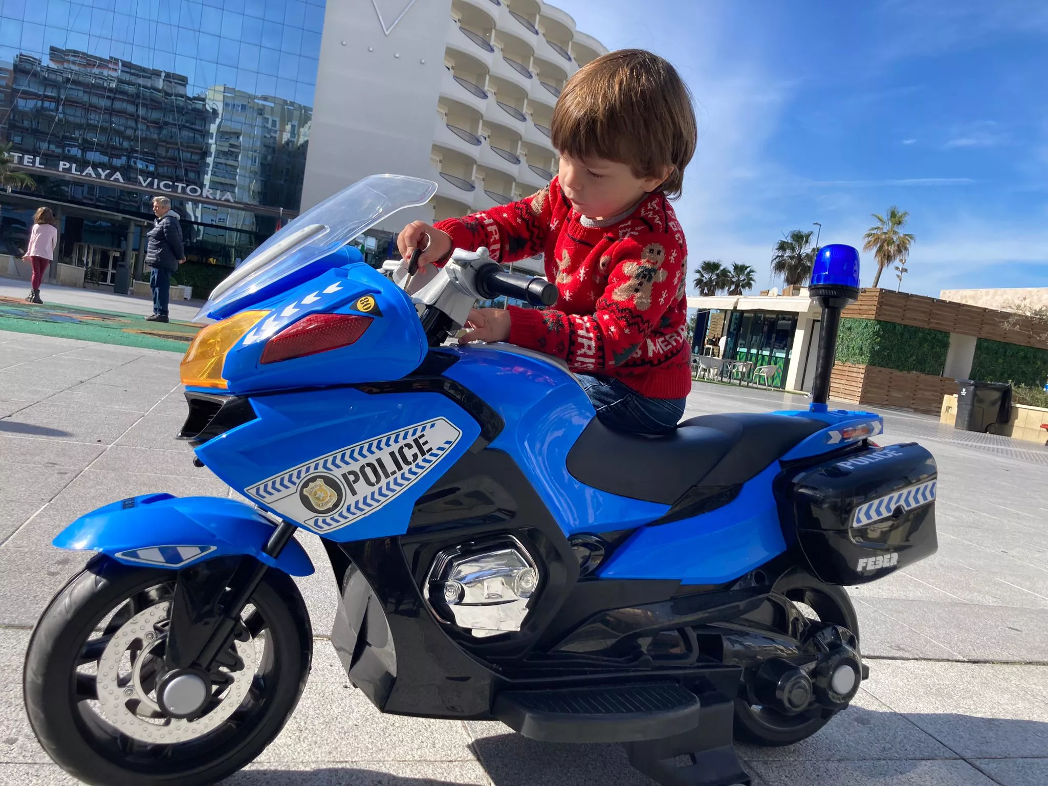 Un pequeño jugando con su regalo de Reyes.