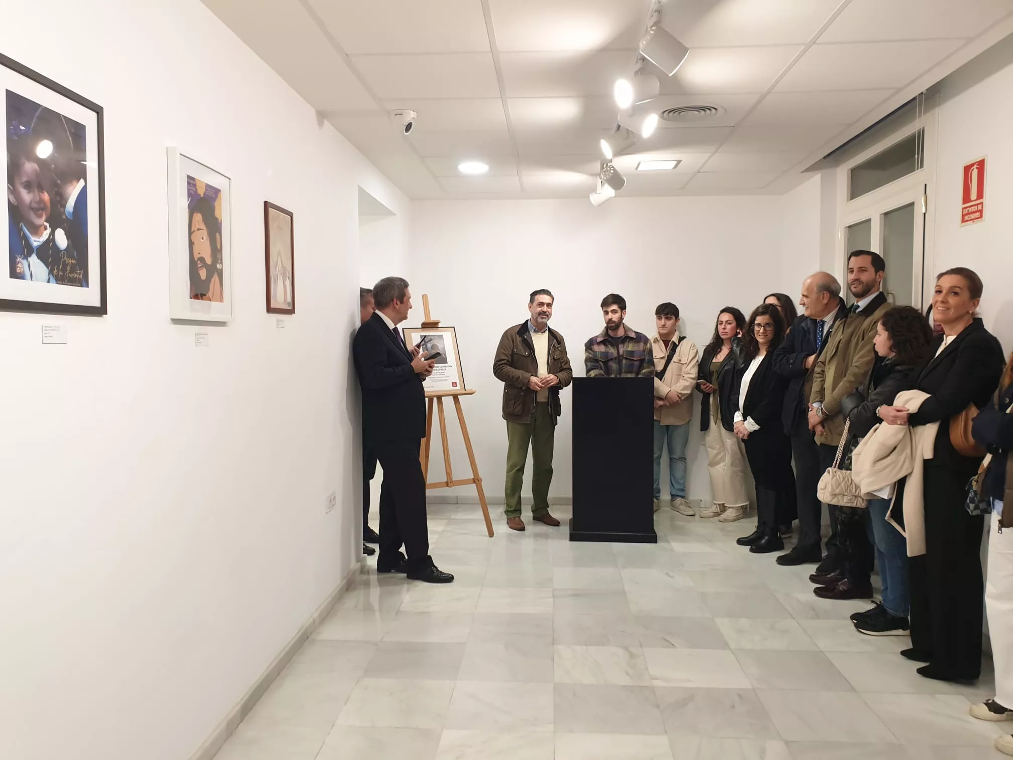 Momento de la inauguración de la exposición de Cartelería Joven Cofrade