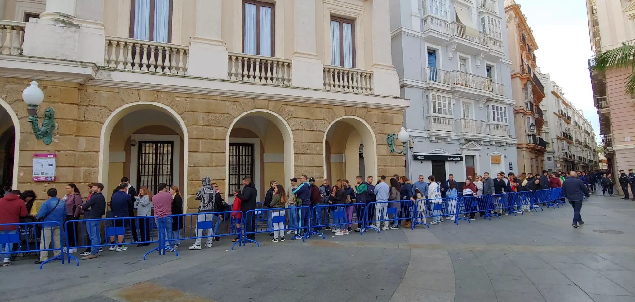 A las 9:30 h se abrían las puertas del Ayuntamiento para la venta de localidades para la Gran Final del Falla.