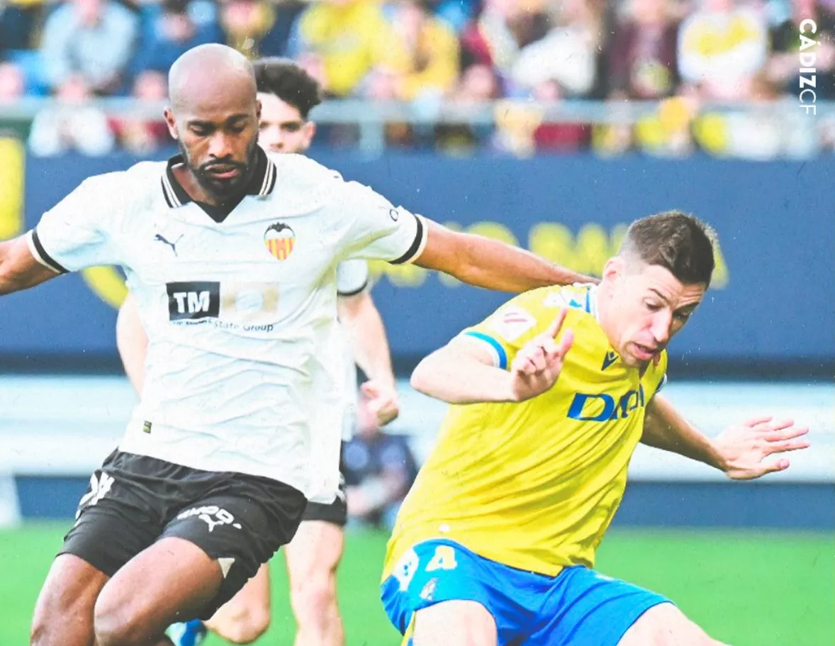 Alcaraz y Foulquier en una acción del encuentro (Foto: Cádiz CF)