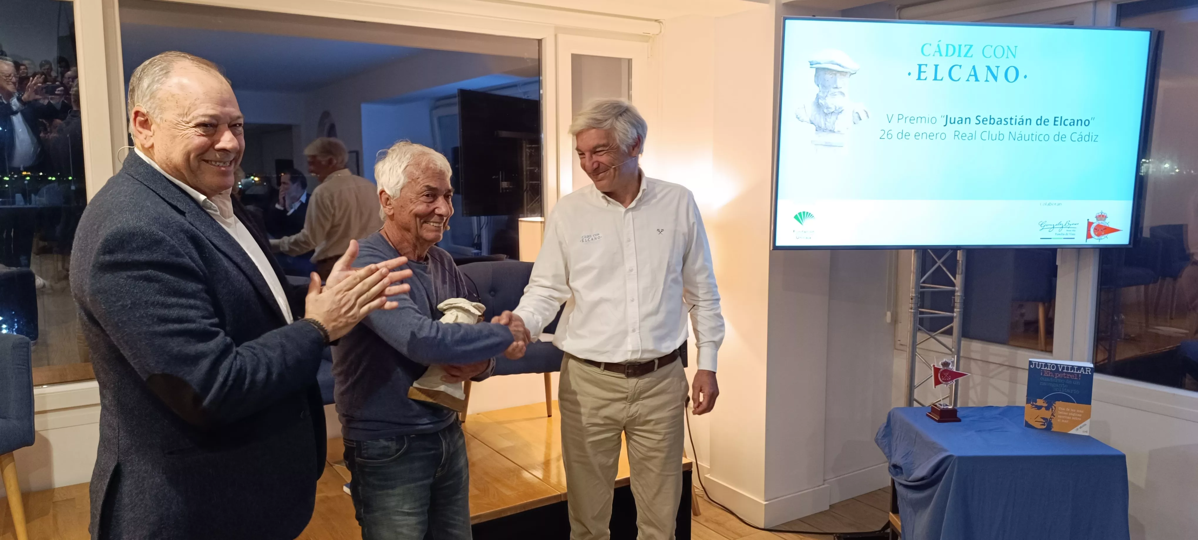 Julio Villar recibiendo el reconocimiento en la noche de este viernes. Julio Villar recibiendo el reconocimiento en la noche de este viernes.