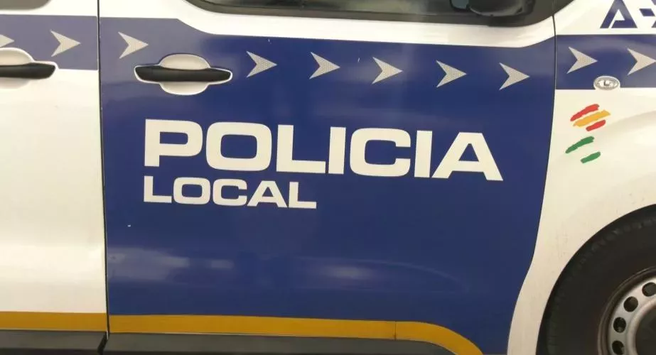 Los hechos se produjeron cuando los agentes realizaban vigilancia de la zona comercial por la calle Nueva. 