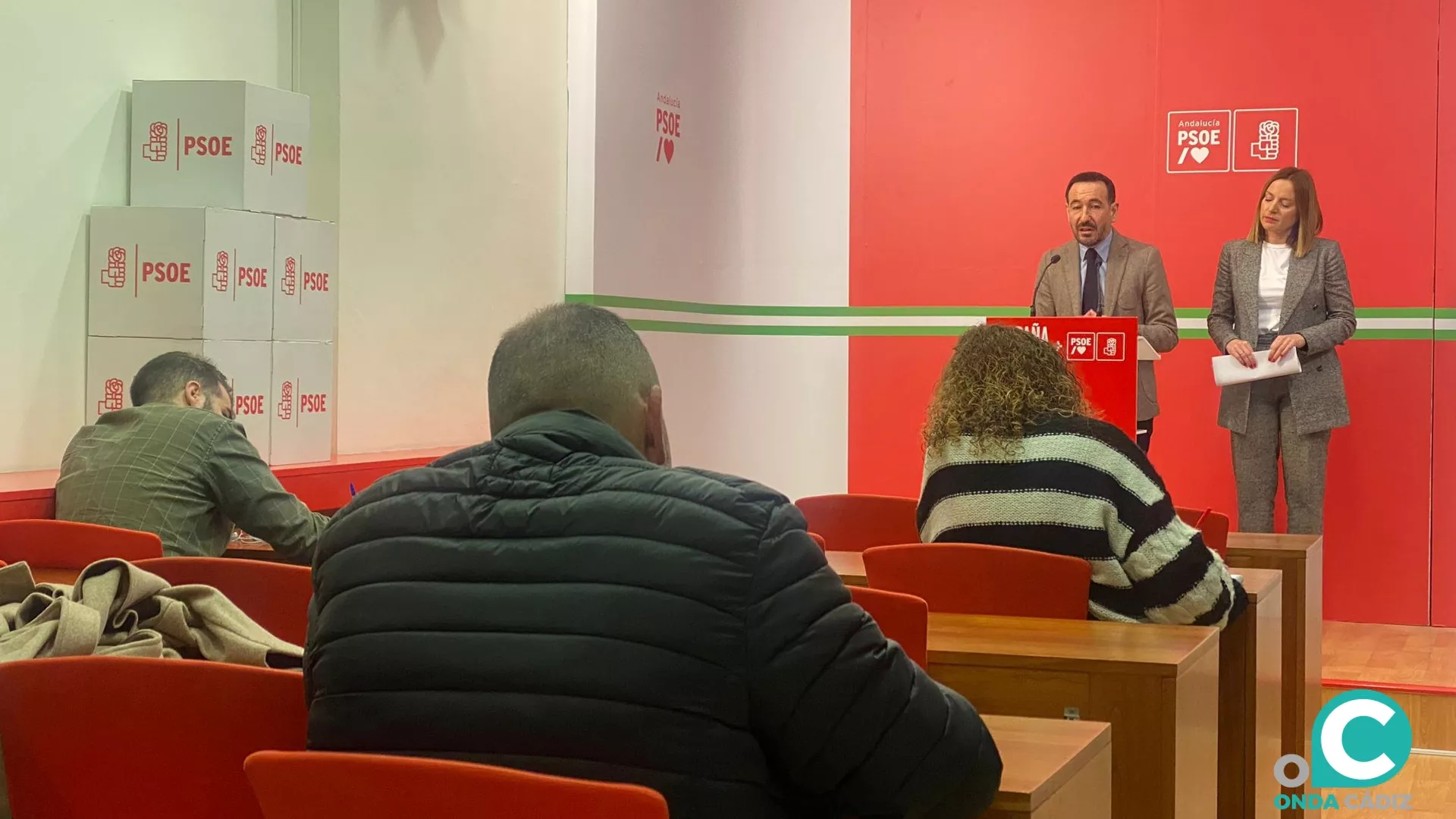 Ana Carrera, junto al diputado Fernando López, en la sede provincial del PSOE. 