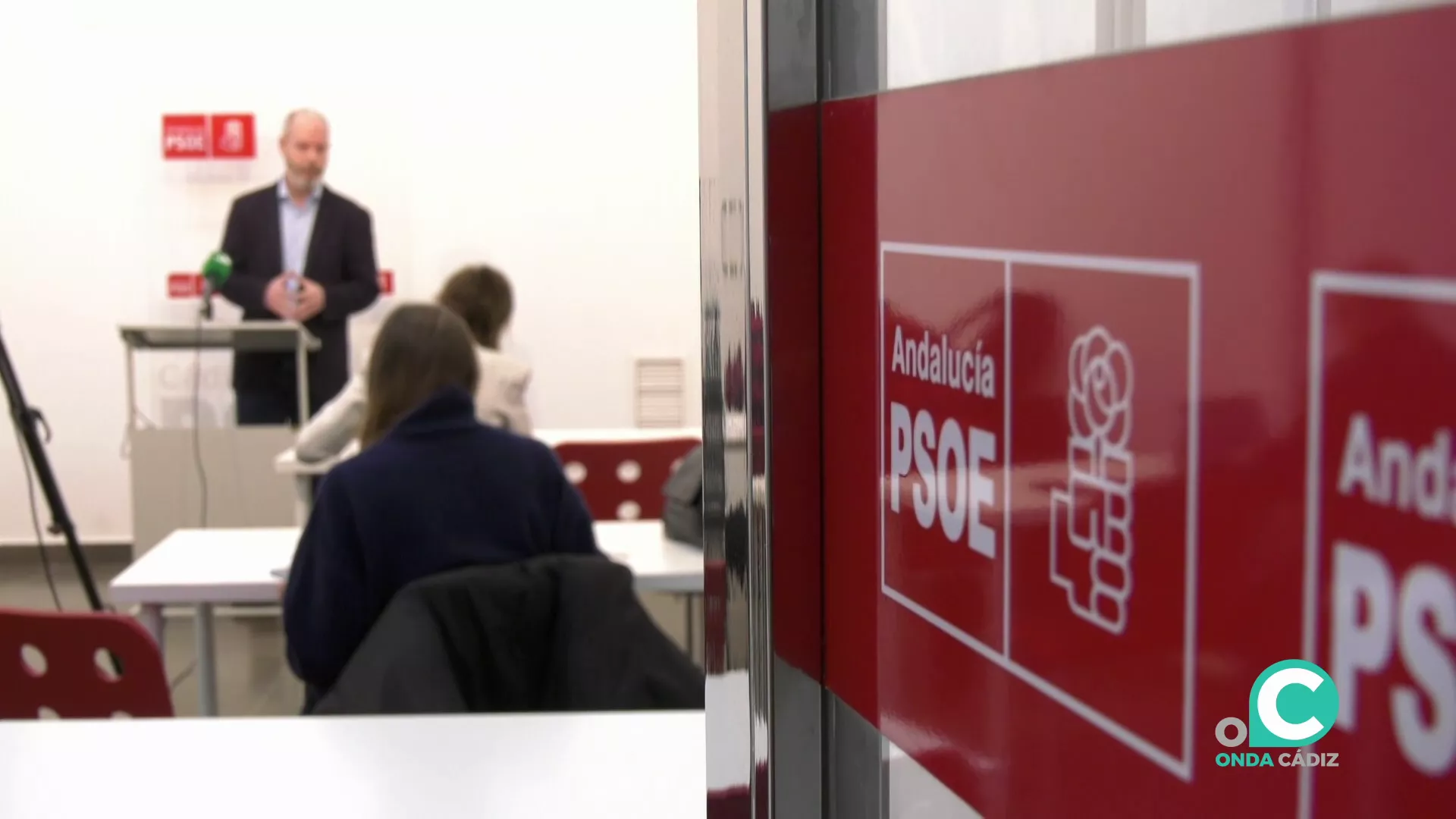 El Secretario General de la Agrupación Local del PSOE en Cádiz, José Ramón Ortega, en rueda de prensa. 