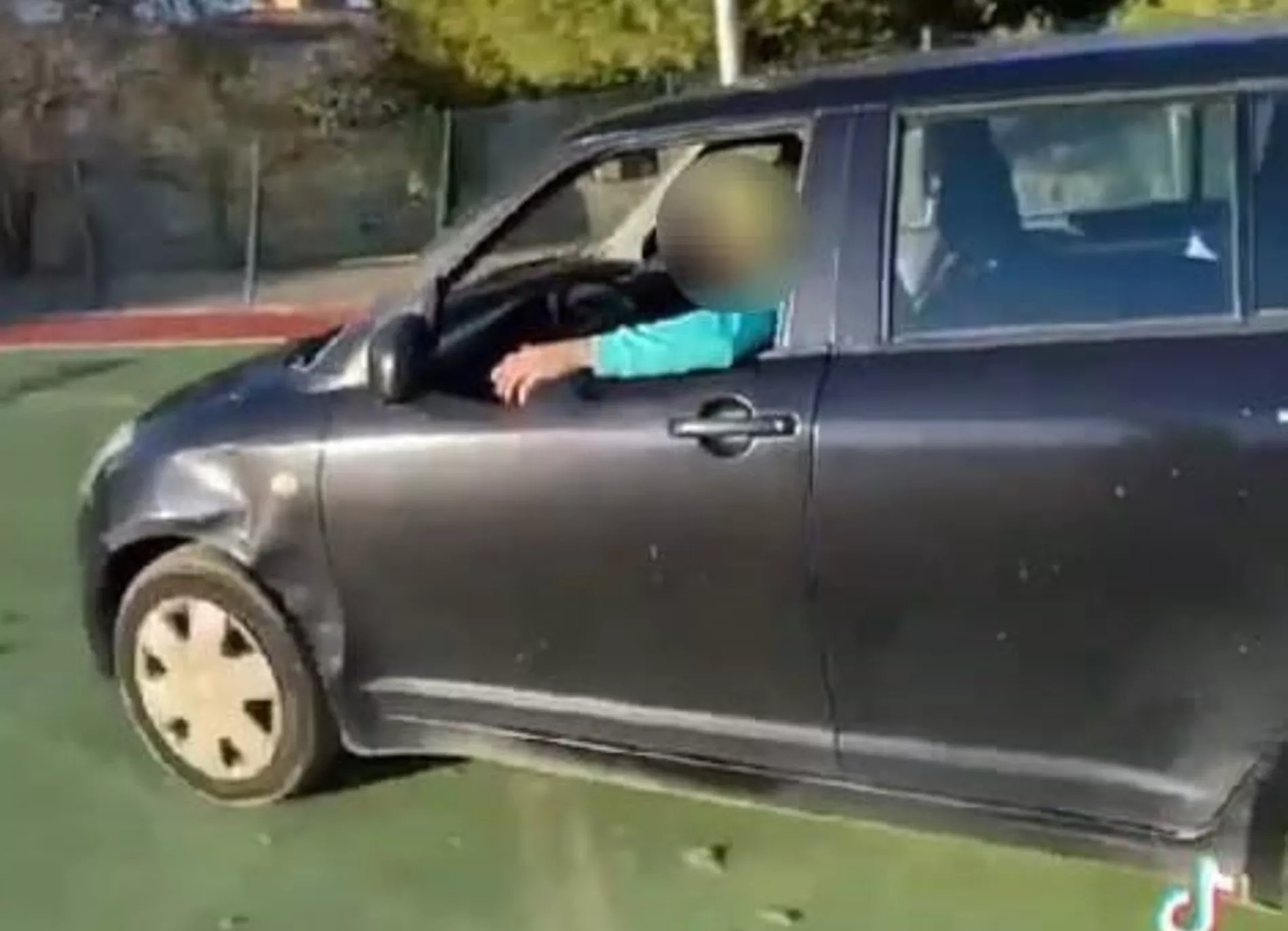 Captura del vídeo en TikTok donde un joven conduce un coche en unas pistas deportivas de Algeciras.