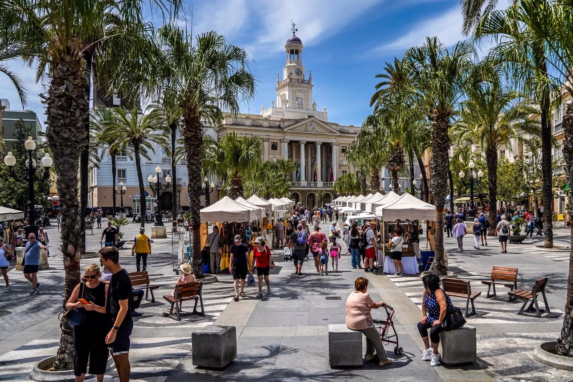 Turistas pasean por la Plaza de San Juan de Dios.