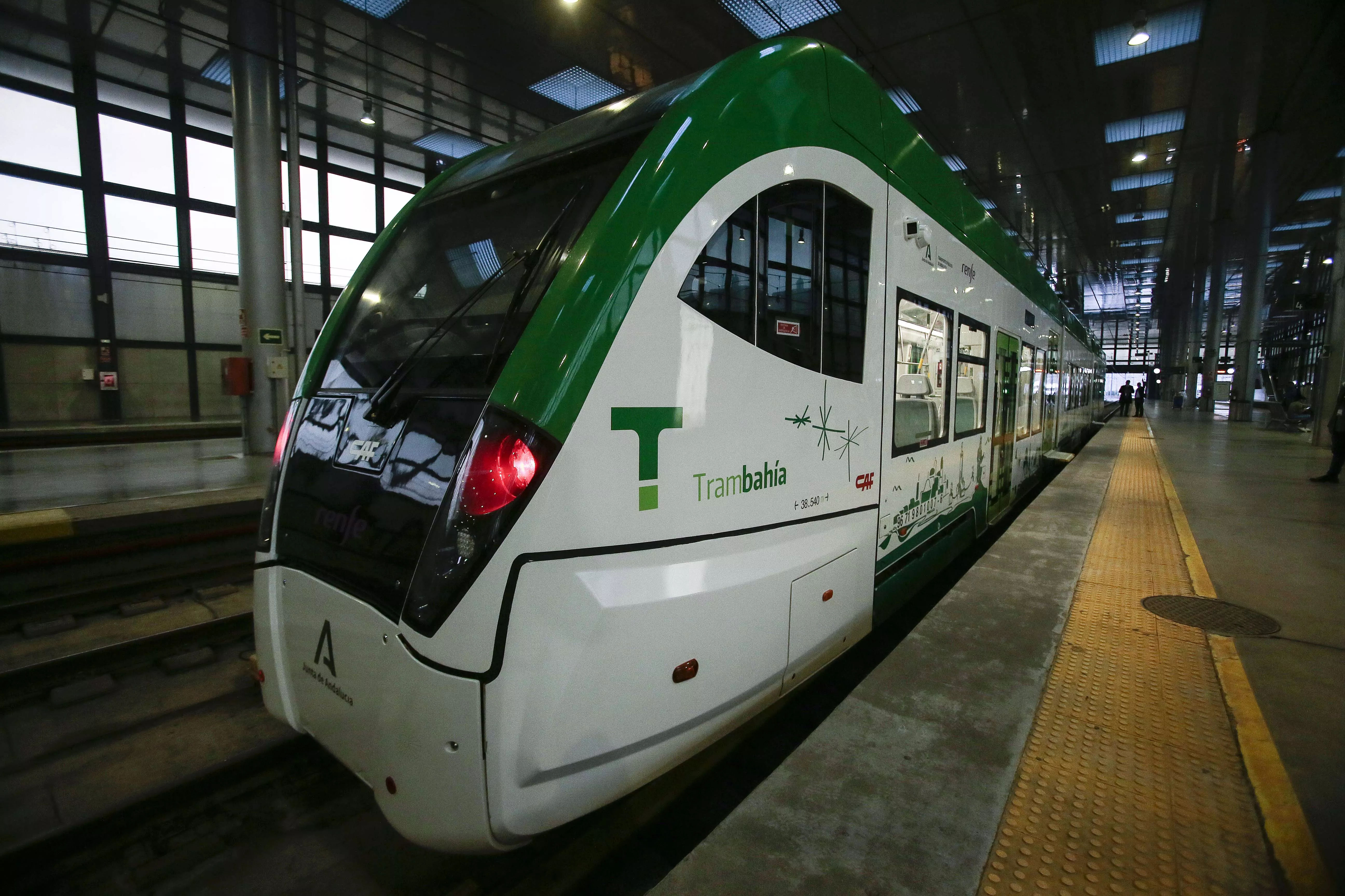 El Trambahía en la estación de Cádiz.