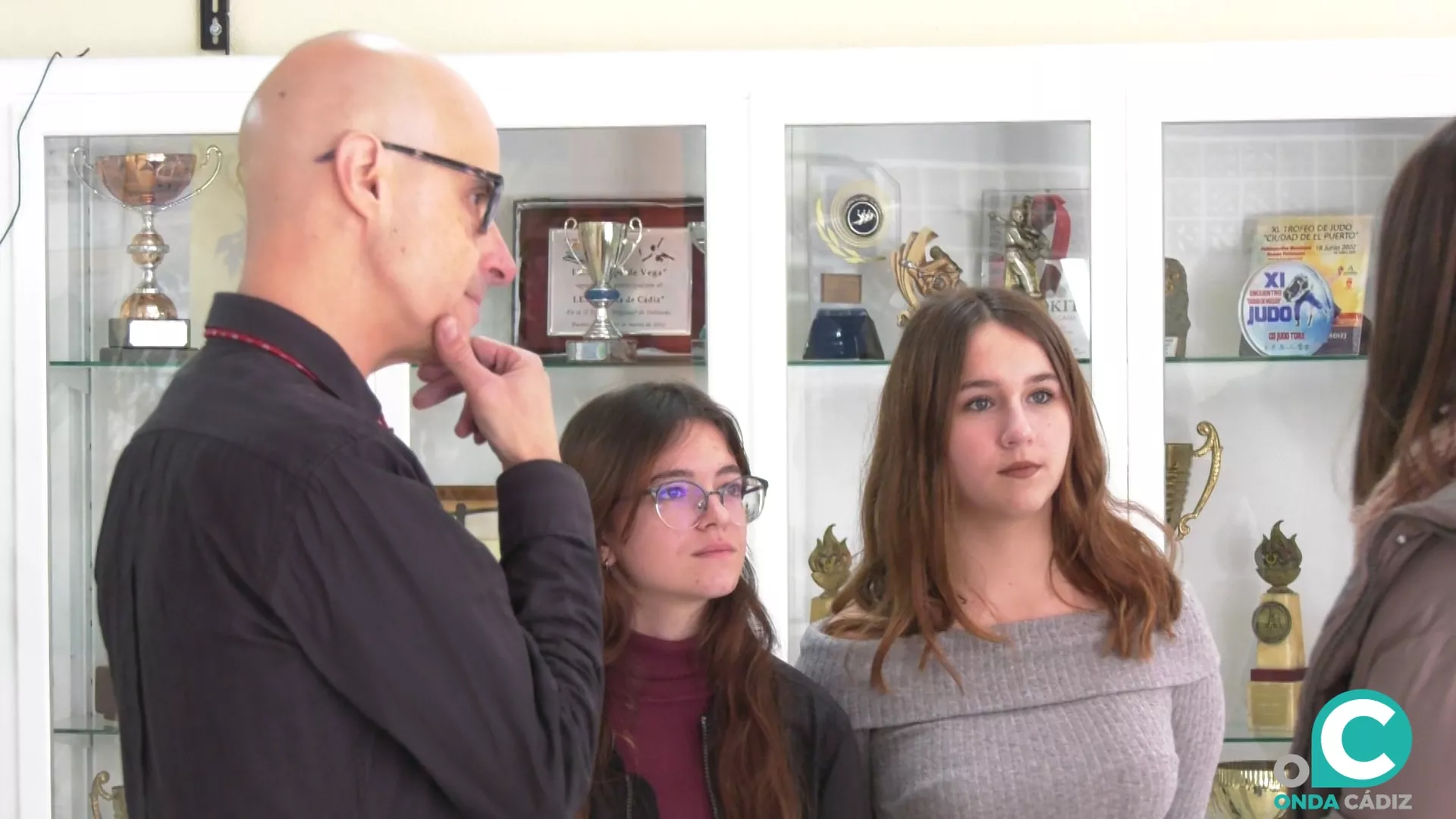 El profesor Luis Labajo junto a dos alumnas participantes en el proyecto. 