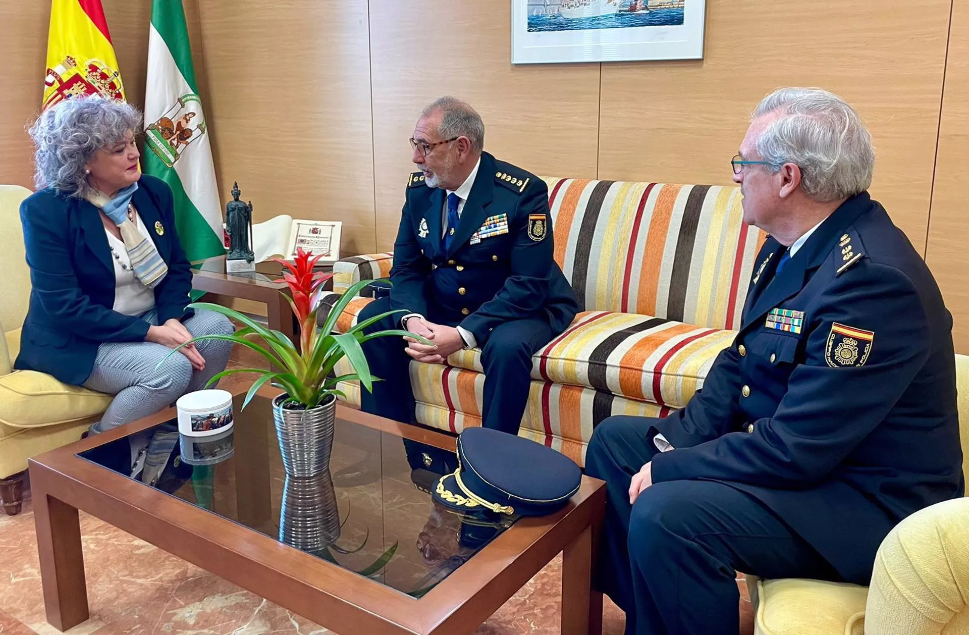 Blanca Flores con el comisario principal en Cádiz