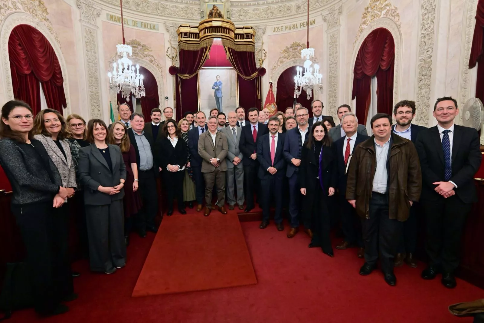 Foto de familia con los componentes del Comité Intergubernamental de Airbus.